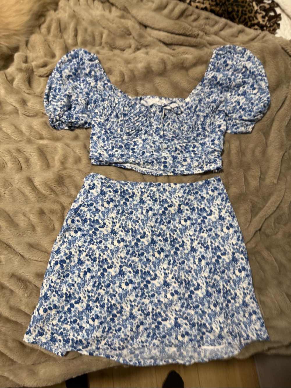 Le Lis Blue & White Floral Two-Piece Skirt Set – Size Medium